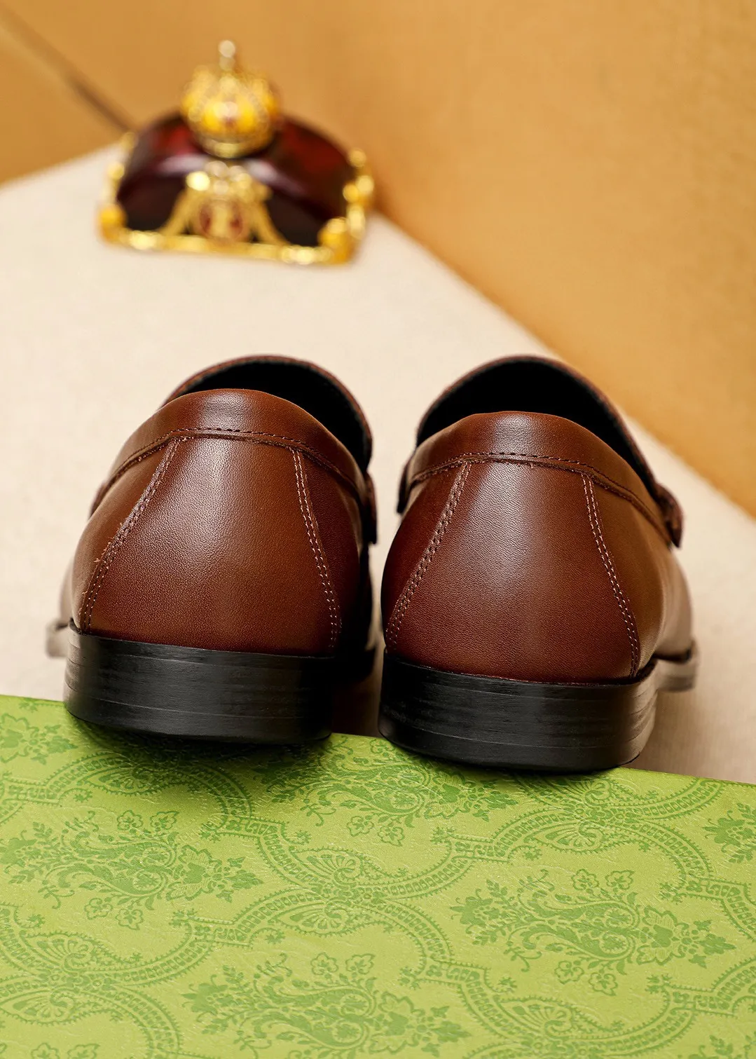 Men's shoes 💰460 💐 Product trademark: GUCCI "Gucci" casual leather shoes Regular size: 38-44 (45🉑️customized) Product materials: Selected imported first-layer calfskin upper + luxury hardware buckle, imported water-dyed cowhide leather lining. Strong three-dimensional visual effect, original combination outsole Color: 3⃣️colors available